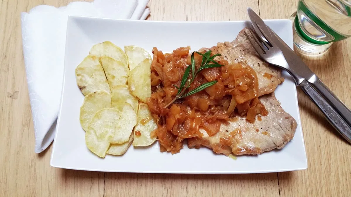 Vepřové kotlety na jablkách a cibuli, pečený batát