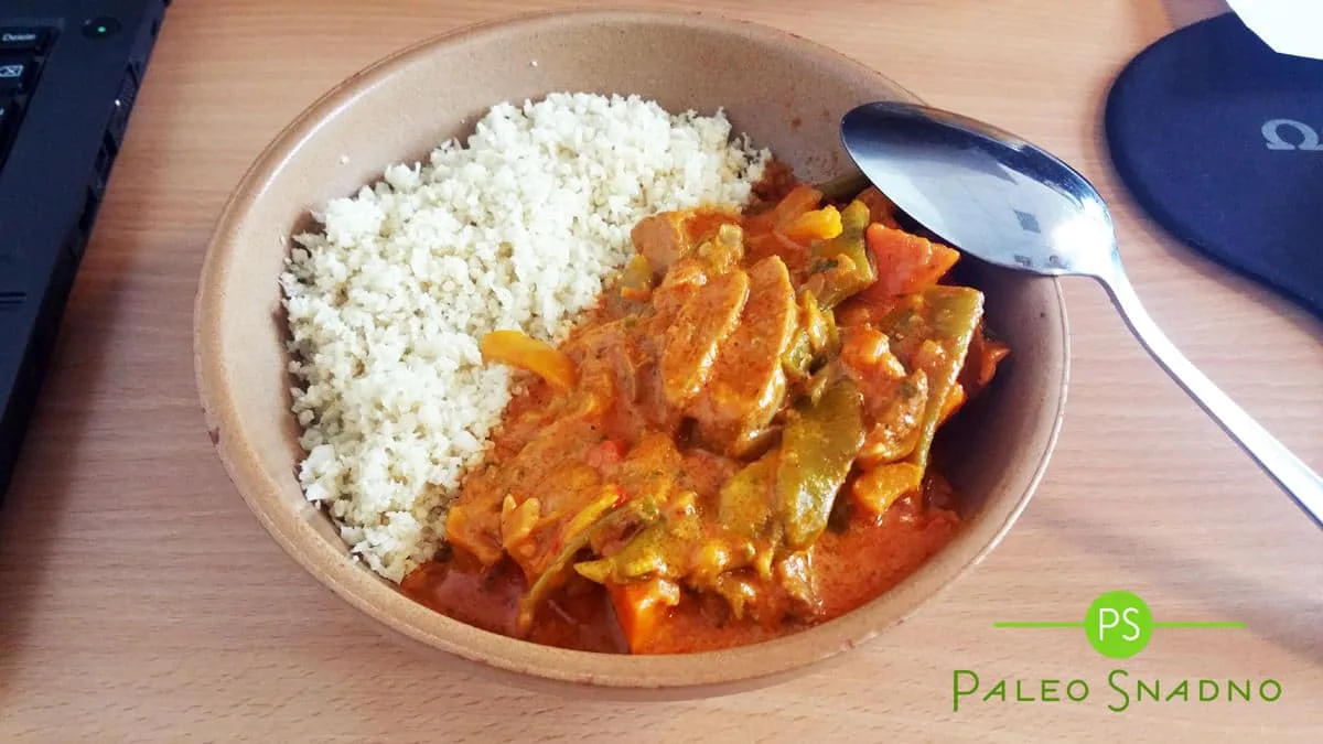 Kuřecí curry, květáková rýže