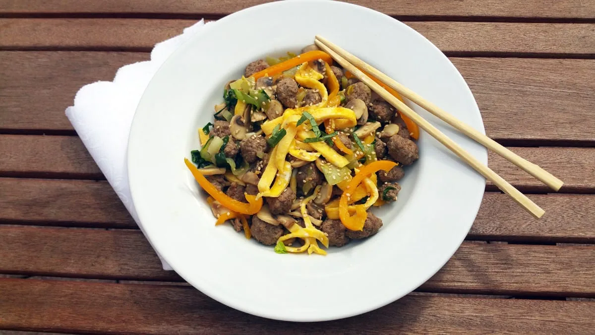 Stir-fry s masovými kuličkami