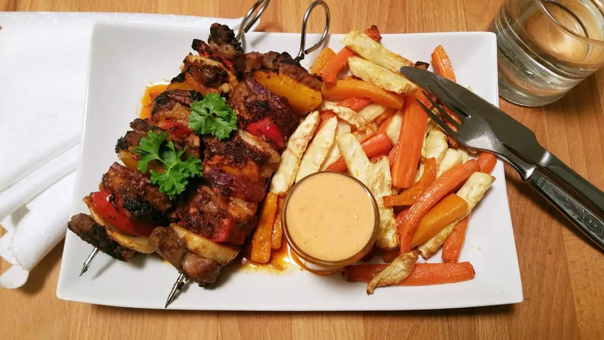 Vepřové špízy, zeleninové hranolky, chilli majonéza