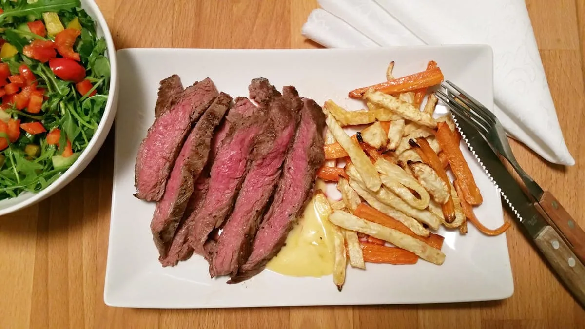 Flank steak s celerovými hranolkami