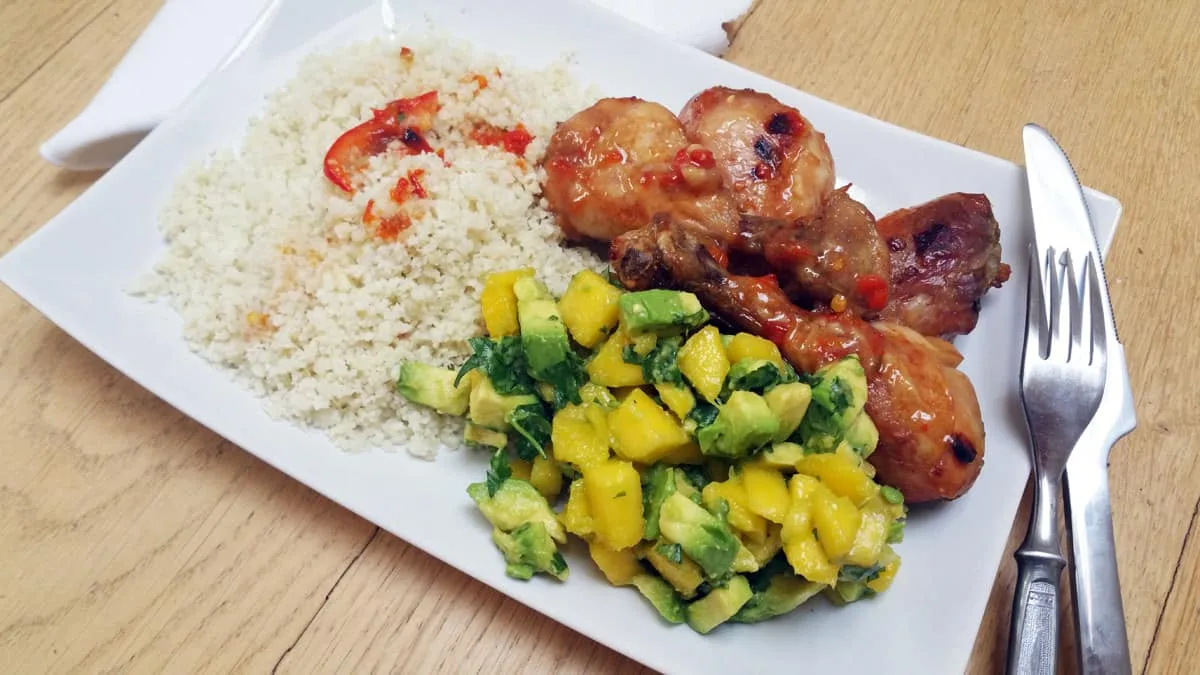 Limetkové kuře, květáková “rýže”, mango-avokádová salsa