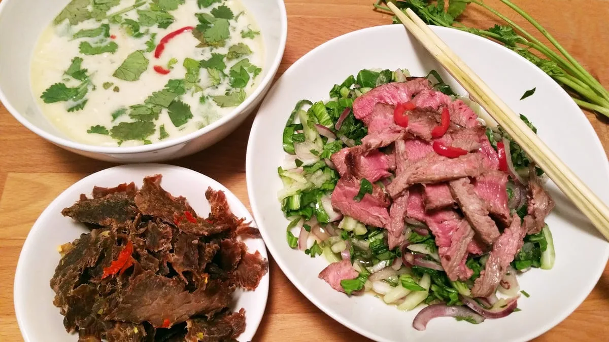 Polévka Tom Yum Kai, salát Yum Neua, sušené hovězí