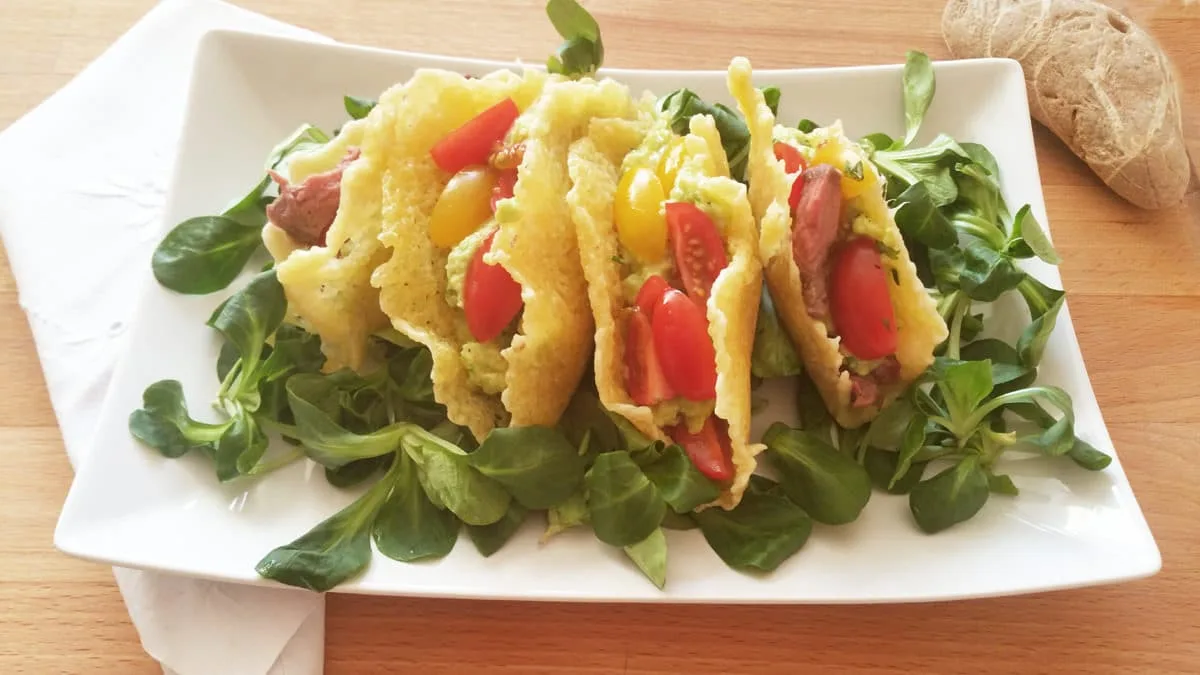 Sýrové tacos s roastbeefem a guacamole