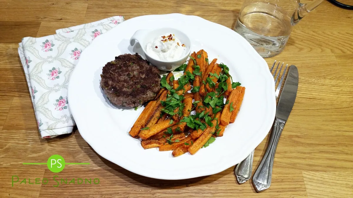 Hovězí burger, pečená mrkev, citrónový tahini dip