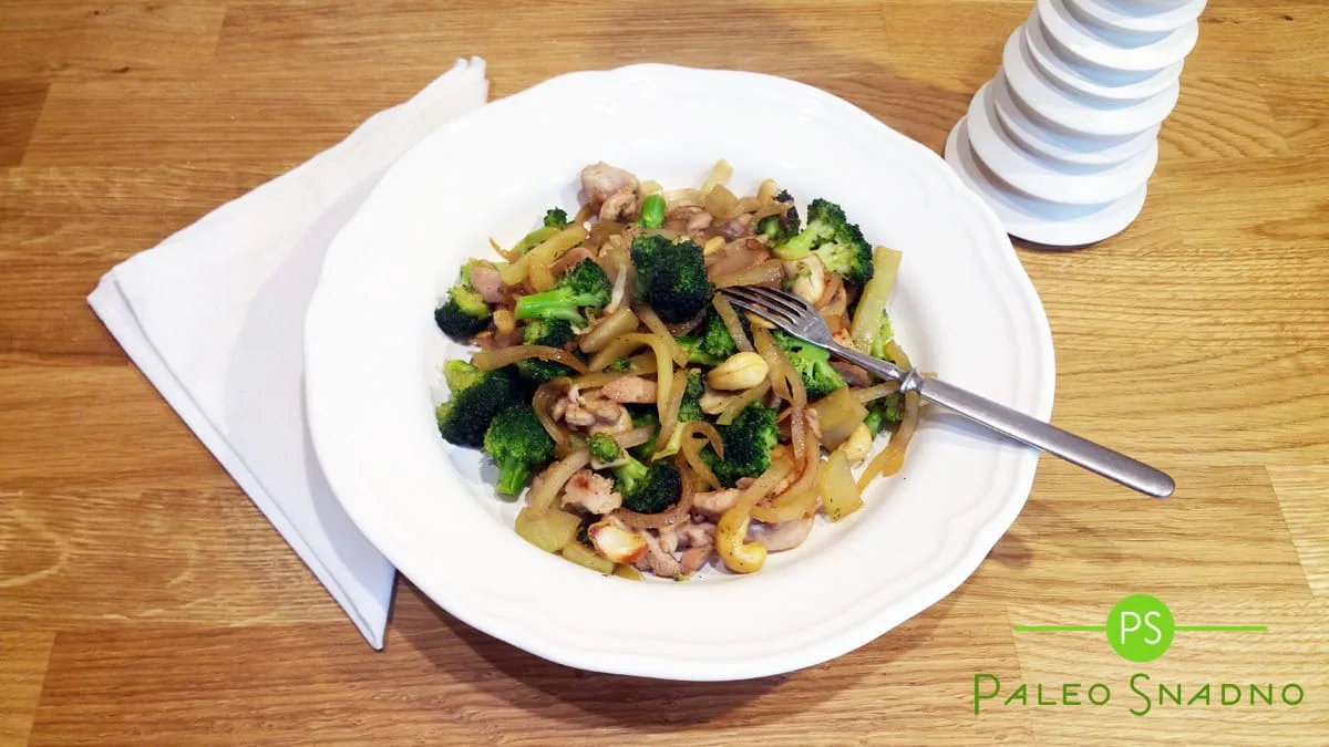 Krůtí stir-fry s brokolicí, kedlubnou a kešu