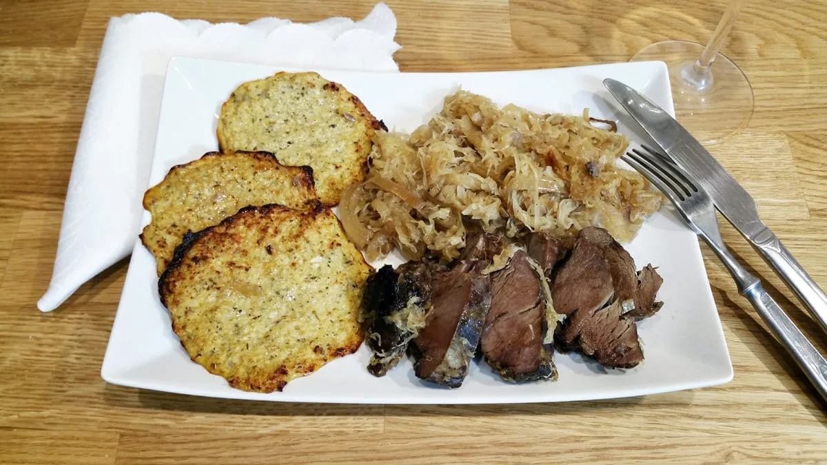 Kančí na zelí, květákové placky