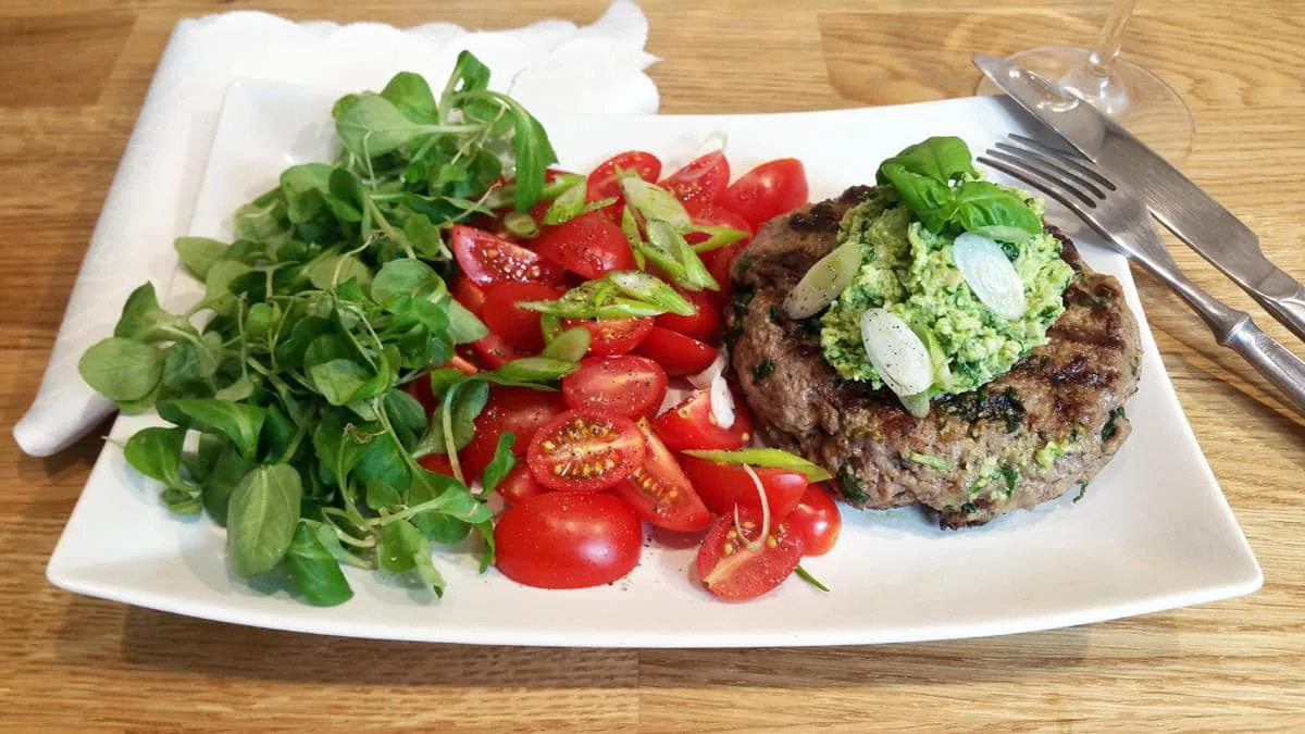 Italský burger s kešu-bazalkovým pestem
