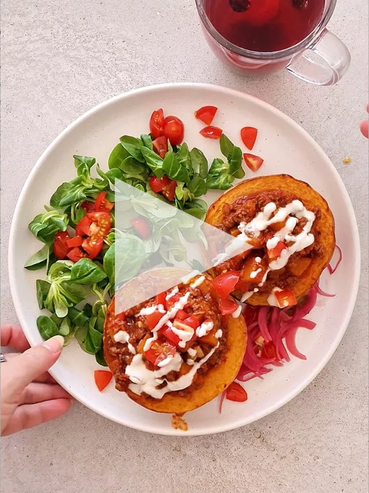 Pečená dýně plněná dýňovým chilli con carne, rajčata, kešu “zakysaná smetana”, naložená cibule, ovocný čaj