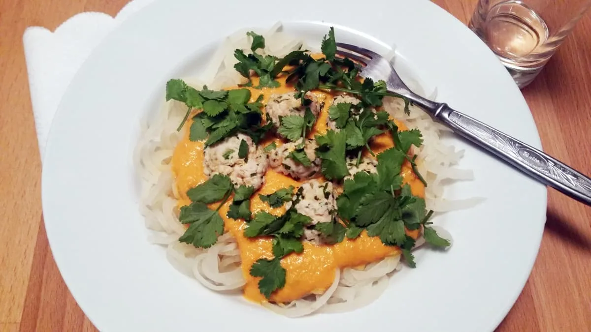 Krůtí kuličky s curry omáčkou a nudlemi z ředkve