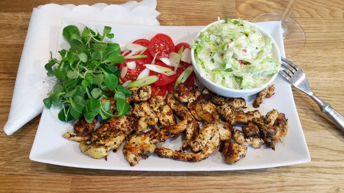 Kuřecí v gyros koření, salát z raného zelí