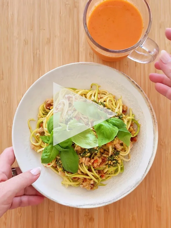 Cuketové špagety s tuňákem, pistáciovým pestem (bez parmazánu) a gazpacho