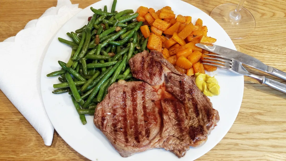 Rib eye steak, vařená dýně, fazolové lusky s česnekem