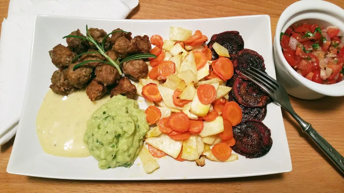 Masové kuličky s pečenou zeleninou, guacamole, majonézou a rajčatovou salsou