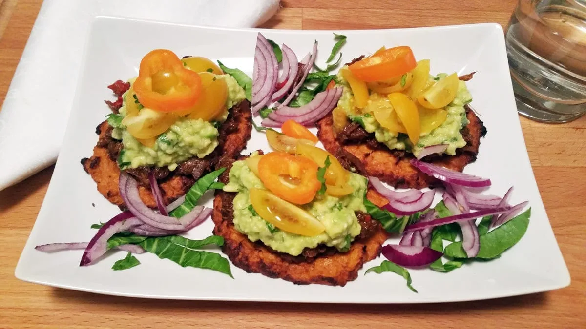 Trhané hovězí na květákových placičkách s guacamole