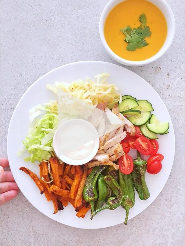 Gyros talíř (kuřecí maso naložené v majonéze a koření, batátové hranolky, zelenina, zelný salát, majonéza s česnekem), dýňová polévka s kokosovým mlékem