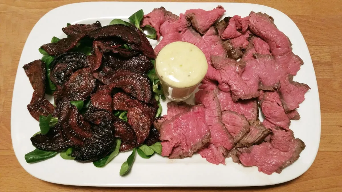 Roastbeef s česnekovou majonézou a řepovými pečenými lupínky
