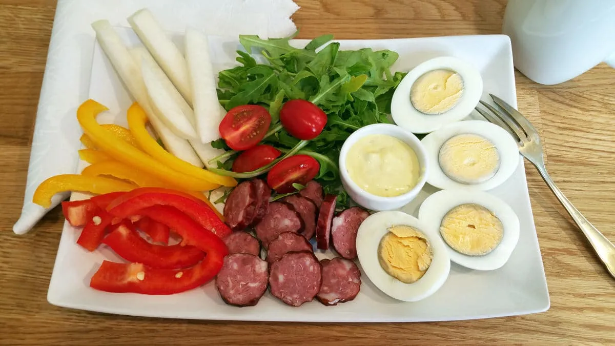 Vejce natvrdo, farmářská klobása