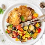 Křupavé kuře na rozmarýnu se zeleninou a olivami