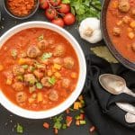 Španělská zeleninová polévka s masovými kuličkami